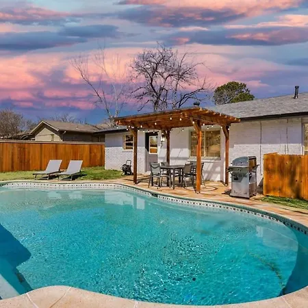 Luxury 4Bed 2Bath Hidden Gem W Backyard Oasis Villa